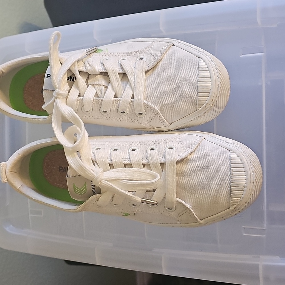 Cariuma Pantone White and Green Sneakers Size 7